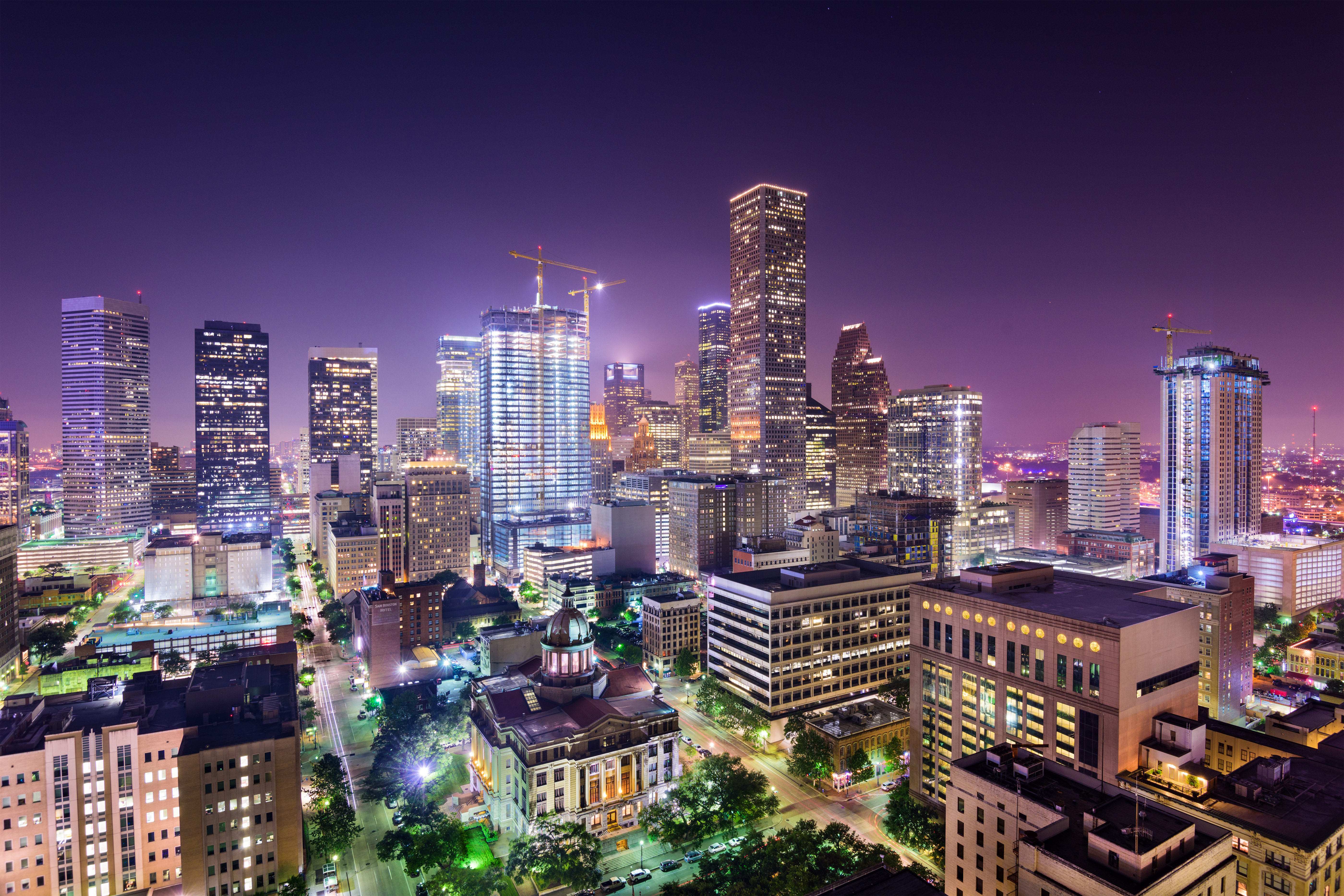 夜幕下絢爛璀璨的市中心天際線