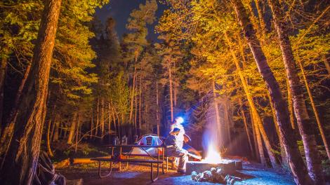 在緬因州岸的沙漠山島之巔享受山林露營之趣