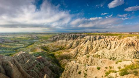 百萬年鮮明岩層堆疊出崎嶇峰群