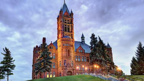 羅馬復興式風格的克勞斯學院於 1889 年落成