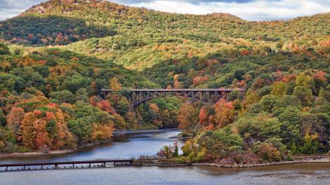 哈德遜河谷的林木在秋日綻放五彩斑斕的美麗色彩