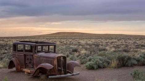 經典 66 號公路上年久失修的 1932 年斯圖貝克老車彷彿時空凍結 經典 66 號公路上年久失修的 1932 年斯圖貝克老車彷彿時空凍結
