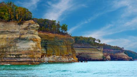 深具代表性的砂岩峭壁擁抱蘇必略湖南岸