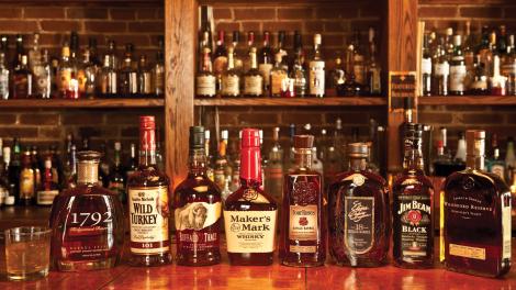 酒吧裡的名牌波本酒與威士忌