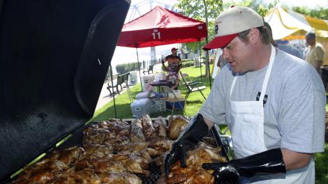 在肯塔基州歐文斯伯勒的國際烤肉節 (International Bar-B-Q Festival) 中準備烤肉 在肯塔基州歐文斯伯勒的國際烤肉節 (International Bar-B-Q Festival) 中準備烤肉