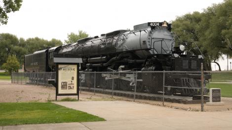 停放在假日公園中的大男孩型蒸汽火車頭