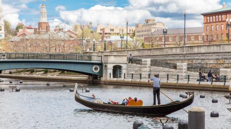 春天悠閒地乘坐貢多拉船