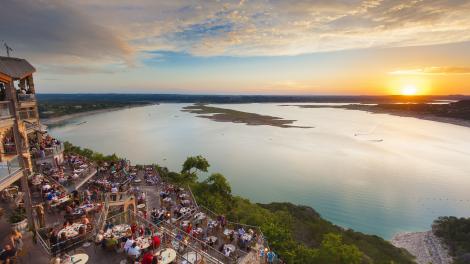 特拉維斯湖綠洲餐廳壯麗的日落景色