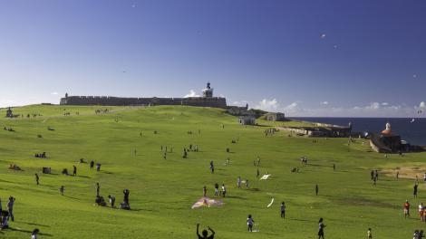晴天在莫羅城堡放風箏