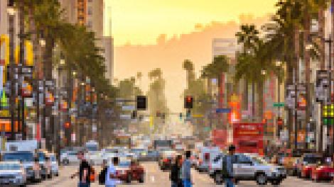 經典地標好萊塢大道上熙來攘往的人潮與車潮