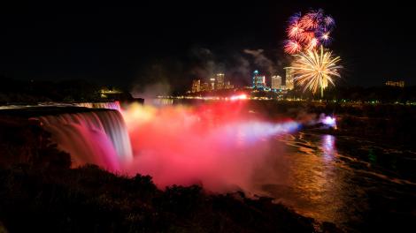 壯觀的煙火及燈光秀