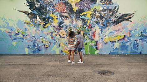 在懷恩伍德創意洋溢的區內觀賞街頭藝術