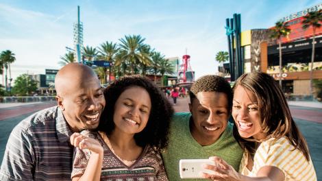 在環球城市大道來張家庭自拍照