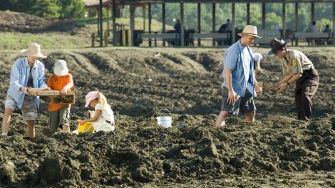 來阿肯色州默弗里斯伯勒的鑽石坑州立公園挖掘寶石 來阿肯色州默弗里斯伯勒的鑽石坑州立公園挖掘寶石
