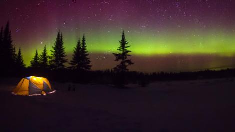 北極光在夜空中舞動