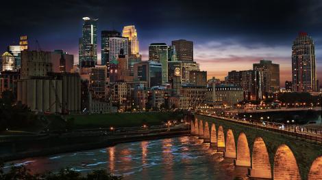 經由密西西比河上的石拱橋進入這座城市