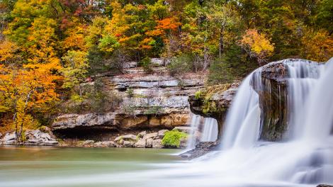 秋季時凱特拉克特瀑布州立遊樂區的上凱特拉克特瀑布