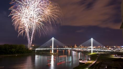 煙火照亮橫越密蘇里河的鮑伯克里人行大橋