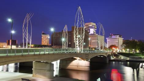 路易斯街橋上的鋼雕