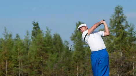 Taking a practice swing on one of the Greg Norman-designed golf courses at Florida’s The Ritz-Carlton Orlando, Grande Lakes