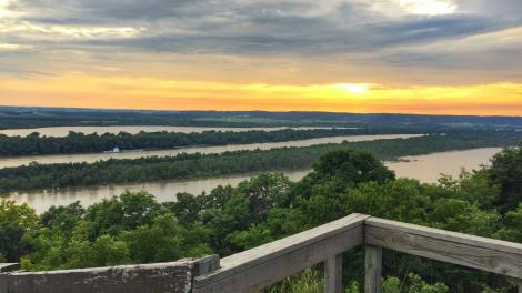 沿著大河公路 (Great River Road) 的美麗景色