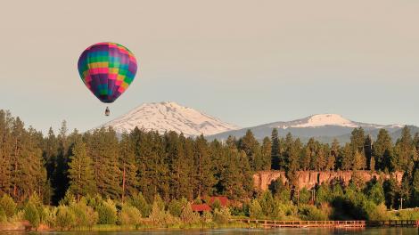 鄰近奧勒岡州巴奇勒山上空的熱氣球