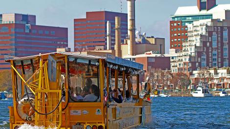 波士頓鴨子船行程 (Boston Duck Tours) 使用水陸兩棲的交通工具帶你同時飽覽水上與陸地風光 波士頓鴨子船行程 (Boston Duck Tours) 使用水陸兩棲的交通工具帶你同時飽覽水上與陸地風光