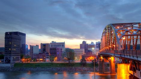 橫跨卡諾瓦河，通往西維吉尼亞州查爾斯頓的明亮橋樑