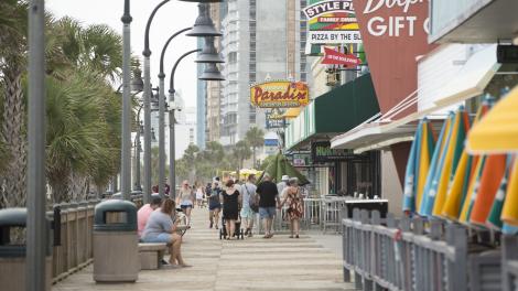 漫步於美特爾海灘的木棧道