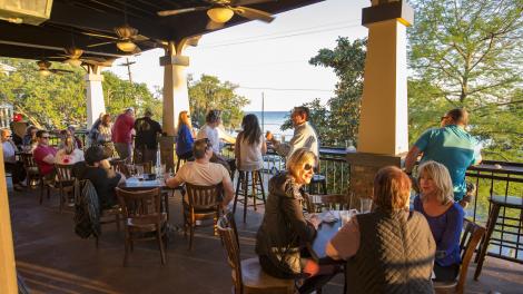 造訪路易斯安那州紐奧良北岸，欣賞龐恰特雷恩湖悠閒用餐