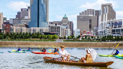 在辛辛那提市中心舉行的俄亥俄河年度划船節慶祝活動