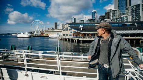 Foy Vance looking at Seattle Great Wheel