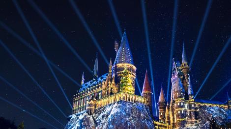 Christmas in The Wizarding World of Harry Potter™ in Universal Studios Hollywood