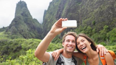 Couple posing for a selfie while hiking in ʻĪao Valley State Park on Maui in Hawaiʻi