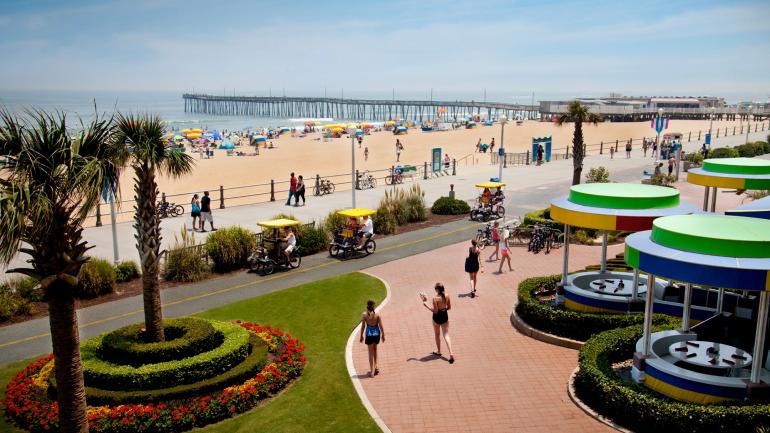 維吉尼亞州維吉尼亞海灘的水泥路和海灘區，有著五花八門的活動