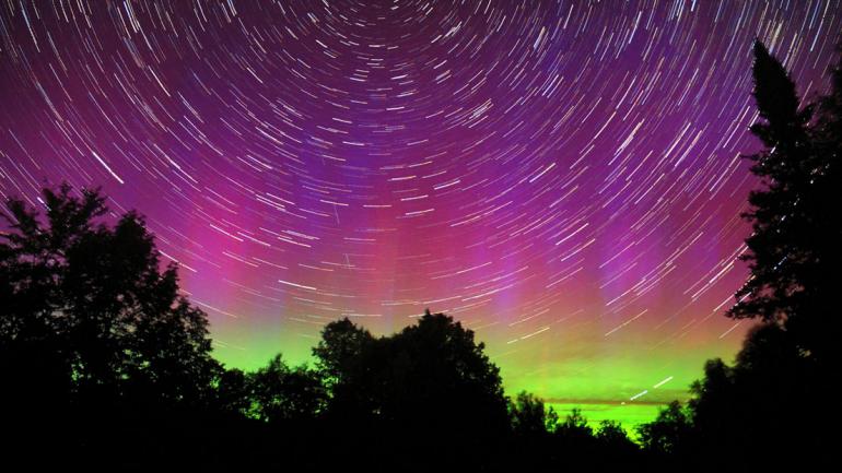 緬因州邁洛與阿魯斯圖克郡等地區都是捕捉極光的絕佳地點,幸運的話甚至還可看見星軌。 緬因州邁洛與阿魯斯圖克郡等地區都是捕捉極光的絕佳地點,幸運的話甚至還可看見星軌。