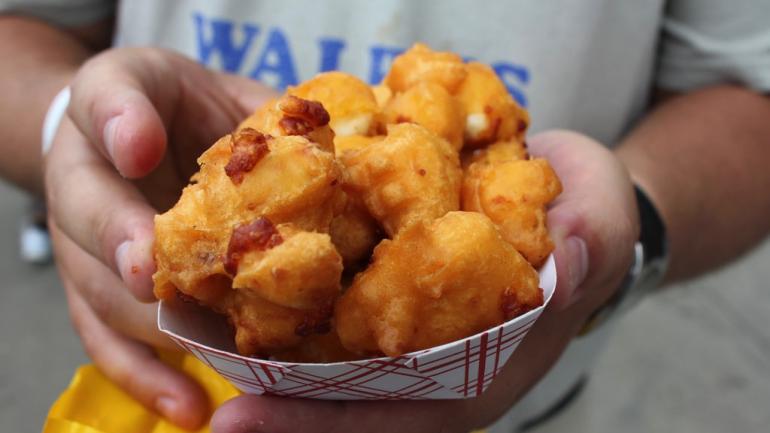 在此區的各州博覽會,品嚐中西部最受歡迎的美食,例如歡樂餅和炸乳酪球 (如圖)。 在此區的各州博覽會,品嚐中西部最受歡迎的美食,例如歡樂餅和炸乳酪球 (如圖)。