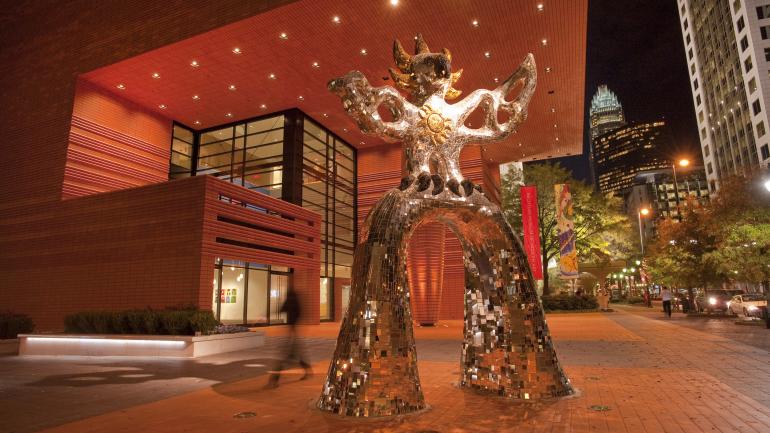 北卡羅萊納州夏洛特的貝特勒現代藝術博物館外，一座火鳥雕像