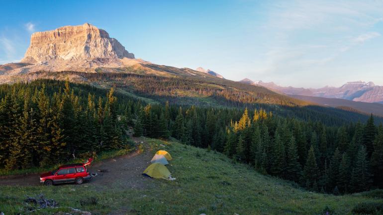 露營者在風光明媚的黑腳印地安保留區搭營。