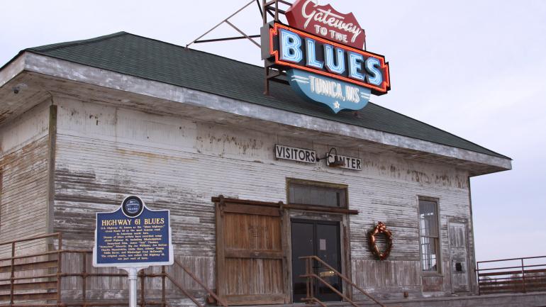密西西比洲蒂尼卡的藍調之門博物館前方設有 61 號公路指示牌