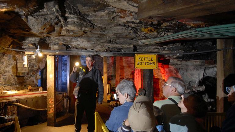 來到西維吉尼亞州的貝克利煤礦展，資深礦工帶領遊客參觀地下礦坑