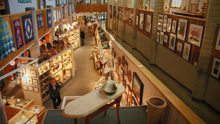 前往北卡羅萊納州阿什維爾的民間藝術中心，參觀琳瑯滿目的傳統與當代手工藝品