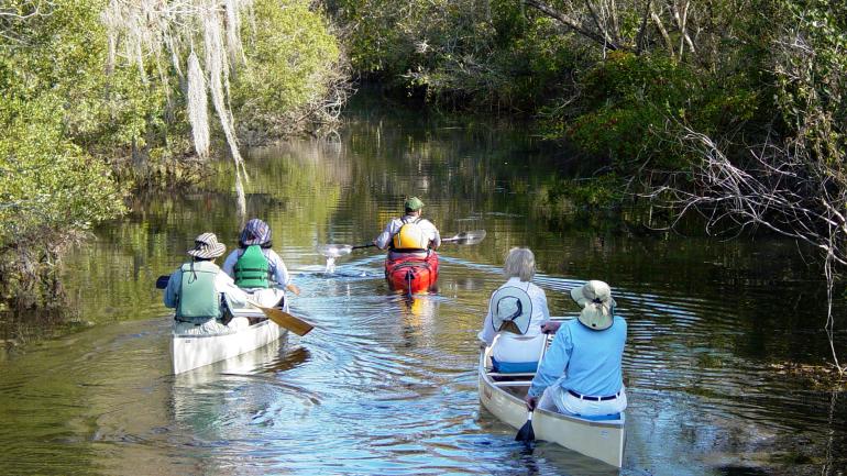 在大柏樹國家保護區划艇。