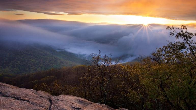 維吉尼亞州夏洛特維爾附近，藍嶺公路上的駝背岩