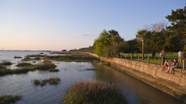 前往喬治亞州傑基爾島，在傑基爾島俱樂部飯店的水岸公園散步