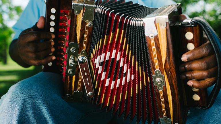 在路易斯安那州拉法葉彈奏傳統的按鈕式手風琴