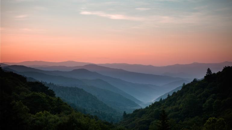 大煙山 (Great Smoky Mountain) 無與倫比的美景,田納西州的諾克斯維爾是山區出入口之一 大煙山 (Great Smoky Mountain) 無與倫比的美景,田納西州的諾克斯維爾是山區出入口之一