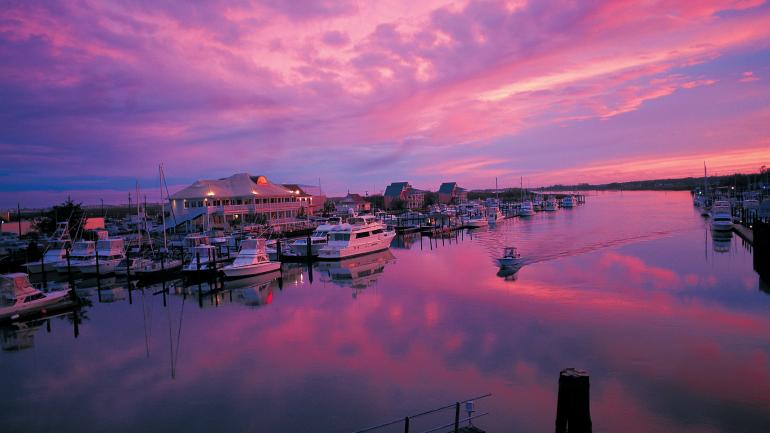 從北卡羅萊納州的威明頓市區,前往賴茨維爾海灘的碼頭只要 15 分鐘車程 從北卡羅萊納州的威明頓市區,前往賴茨維爾海灘的碼頭只要 15 分鐘車程