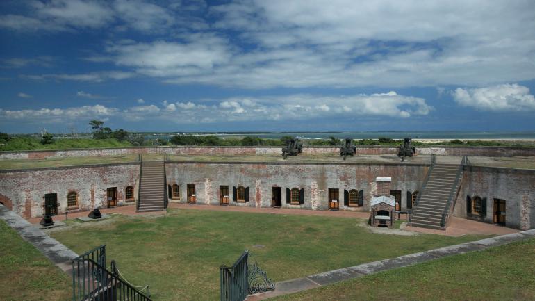 北卡羅萊納州翡翠島上建於南北戰爭時期的馬肯堡州立公園 北卡羅萊納州翡翠島上建於南北戰爭時期的馬肯堡州立公園
