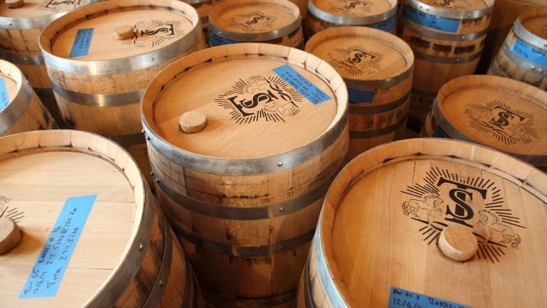 北卡羅萊納州阿什維爾,在阿什維爾蒸餾公司 (Asheville Distilling Co.) 等待裝瓶的酒桶,盛滿特洛伊蒸餾廠釀製的私釀酒,或稱「白色威士忌」 北卡羅萊納州阿什維爾,在阿什維爾蒸餾公司 (Asheville Distilling Co.) 等待裝瓶的酒桶,盛滿特洛伊蒸餾廠釀製的私釀酒,或稱「白色威士忌」